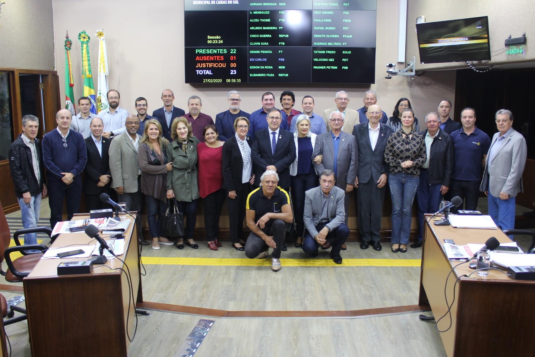 Presidente do Rotary Clube Pérola das Colônias ocupa a tribuna em alusão aos 115 anos da entidade