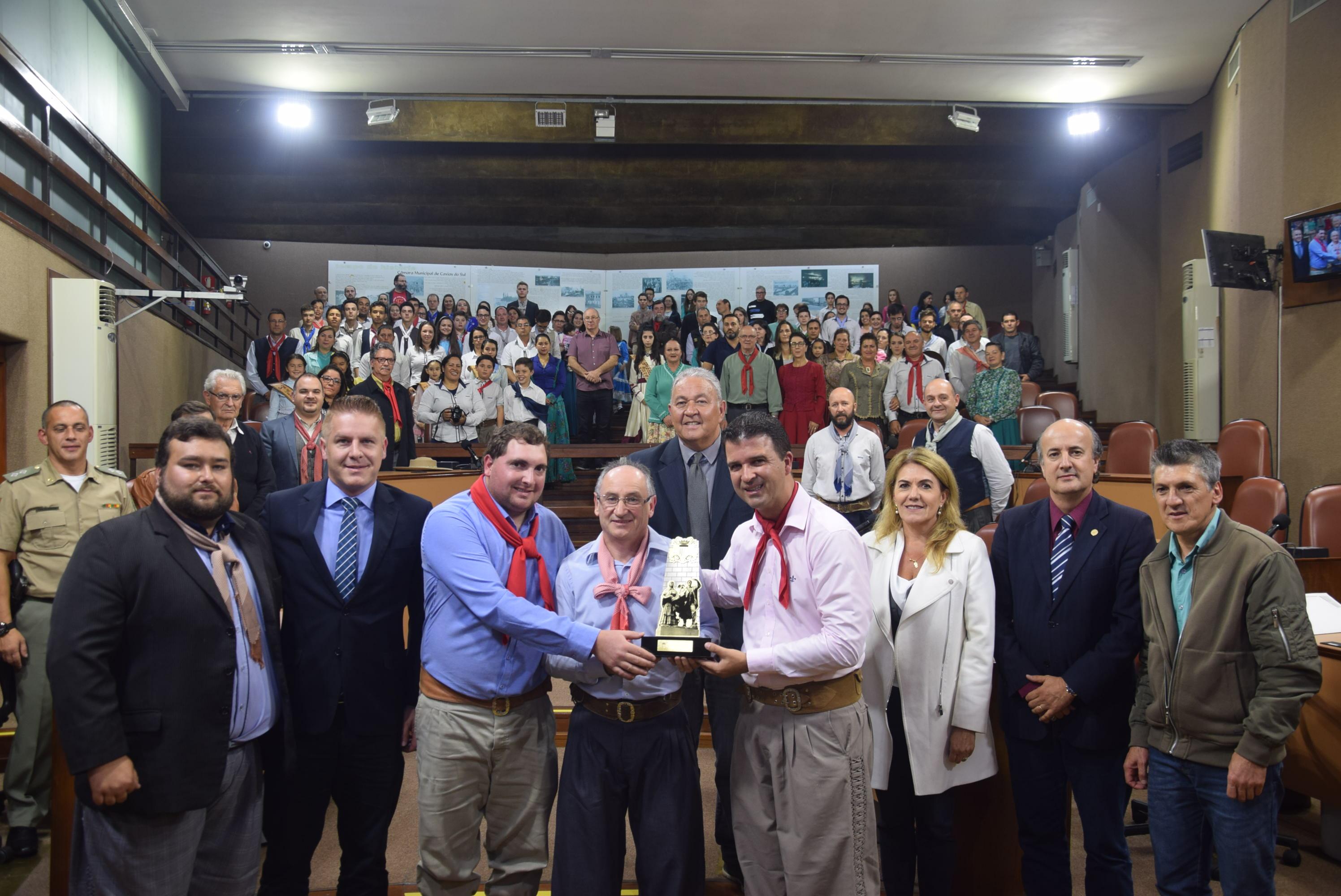 Câmara homenageia os 25 anos do CTG Os Carreteiros com o Prêmio Caxias do Sul