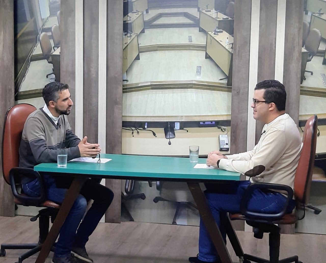 Juliano Valim concede entrevista ao programa De Frente com a Lei, da TV Câmara
