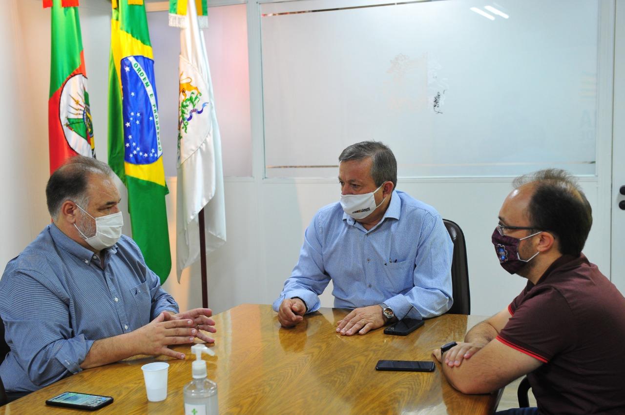 Felipe Gremelmaier recepciona deputado Carlos Búrigo em visita ao Legislativo