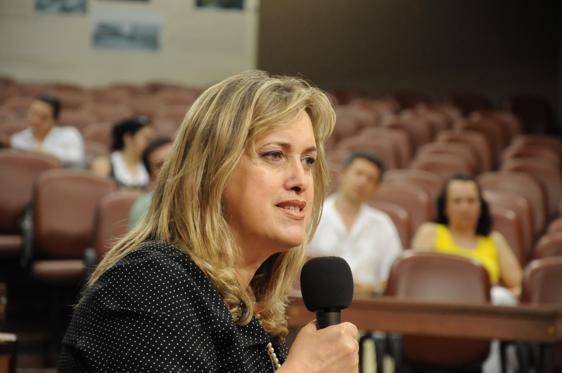 Ana Corso solicita informações sobre servidores da prefeitura