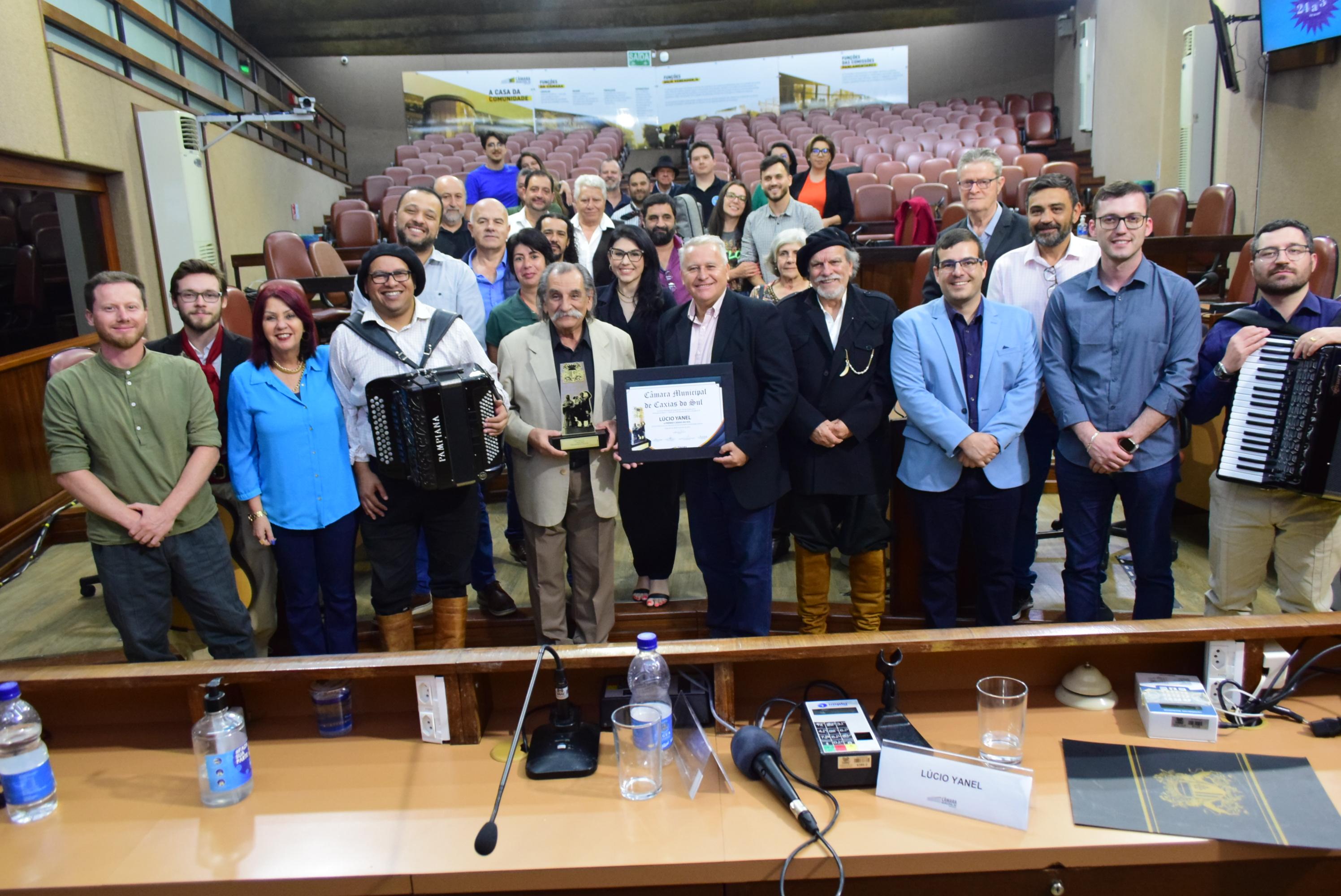 Emoção, música e festa no Legislativo marcam a entrega do Prêmio Caxias a Lucio Yanel