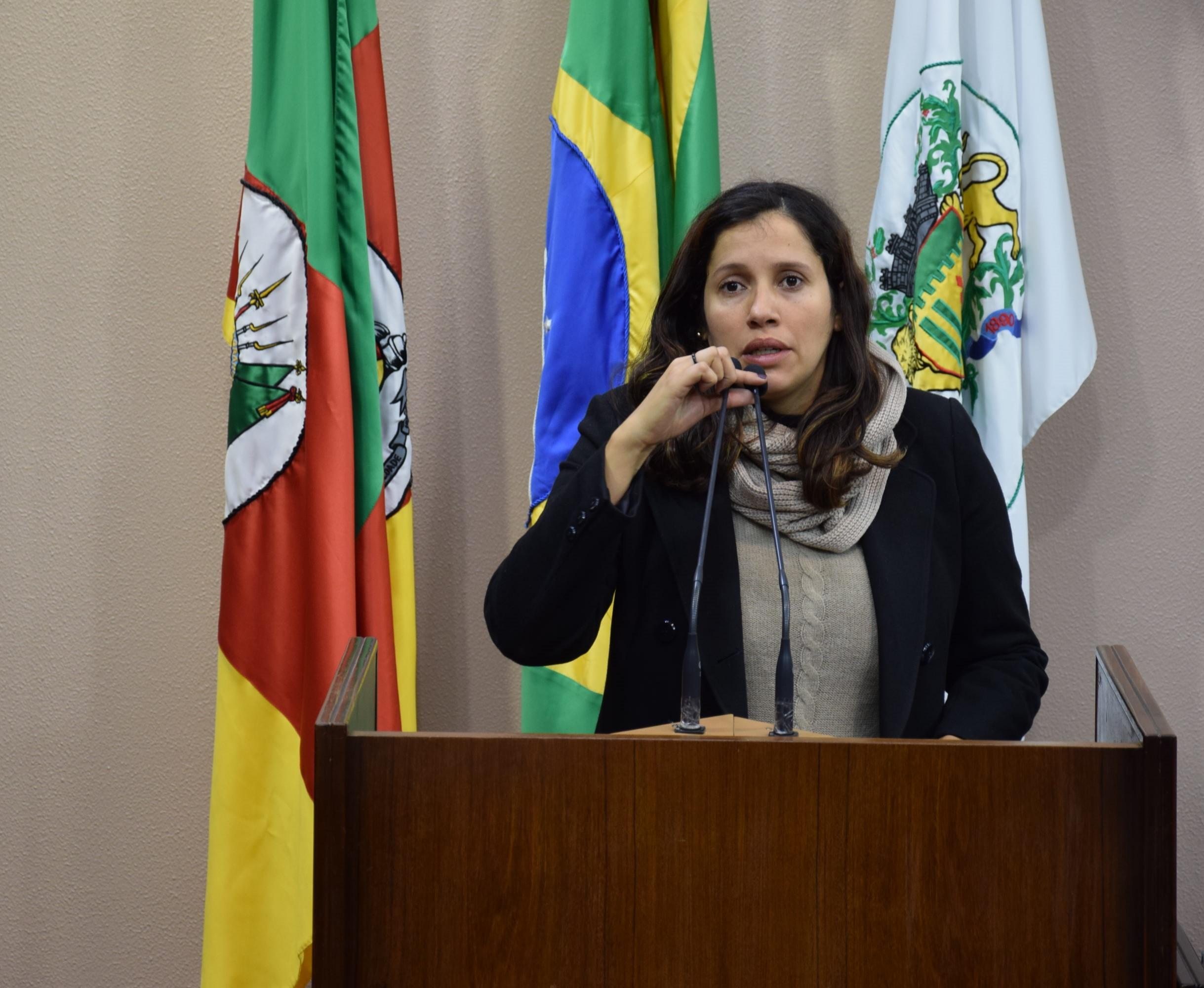 Denise Pessôa critica falta de monitores para alunos com deficiência da rede municipal de ensino