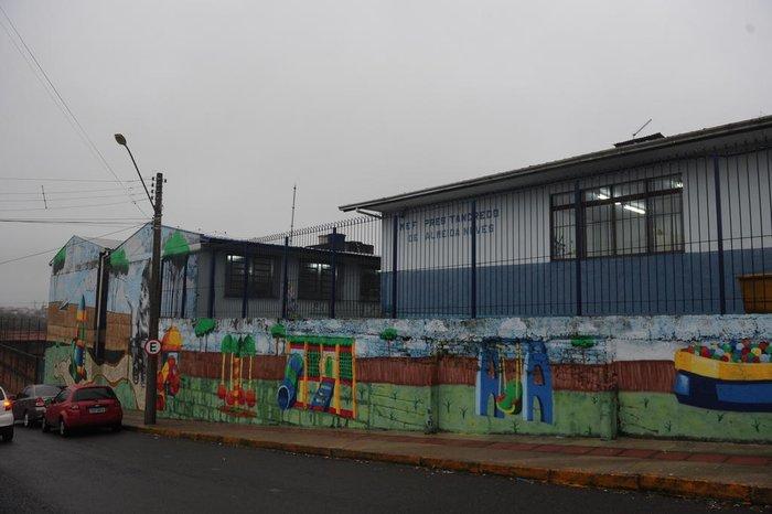 Vereador Zé Dambrós cobra cobertura da quadra da Escola Municipal Tancredo Neves