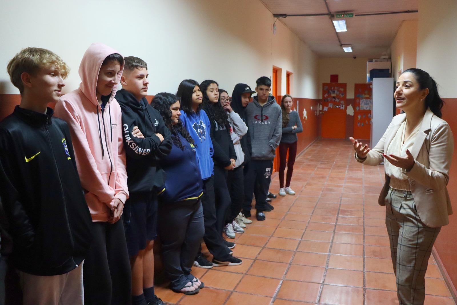 Escola Machado de Assis recebe urna eletrônica para votação do Vereador por um Dia