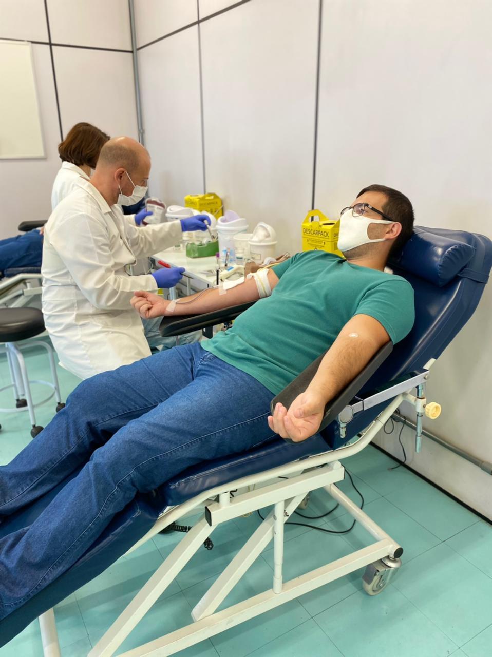 Rafael Bueno faz doação de sangue no Hemocentro