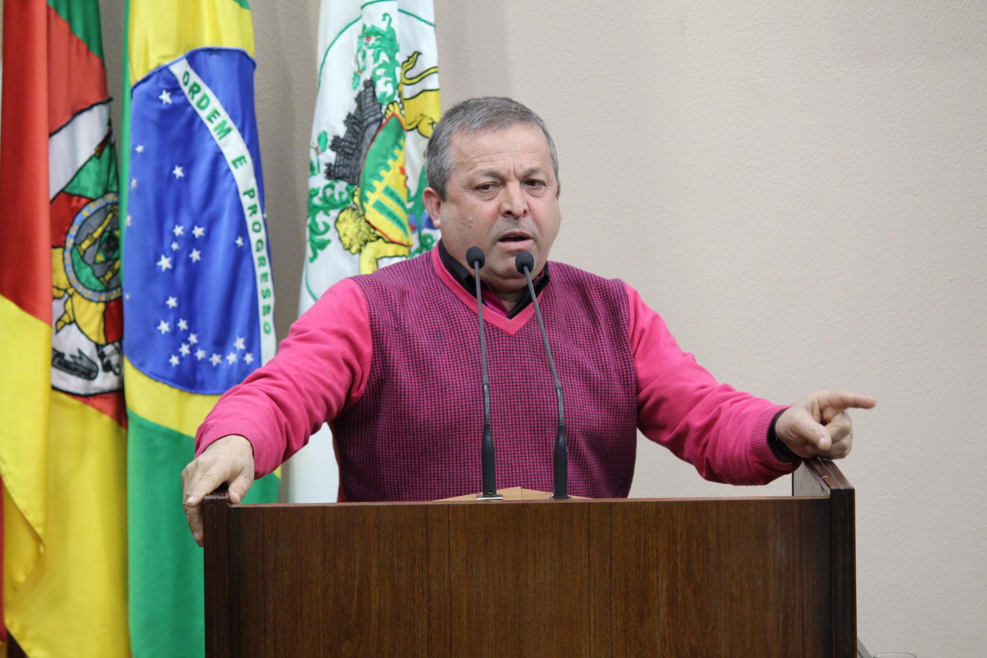 Velocino Uez lamenta situação dos alunos da Escola Arlinda Lauer Manfro