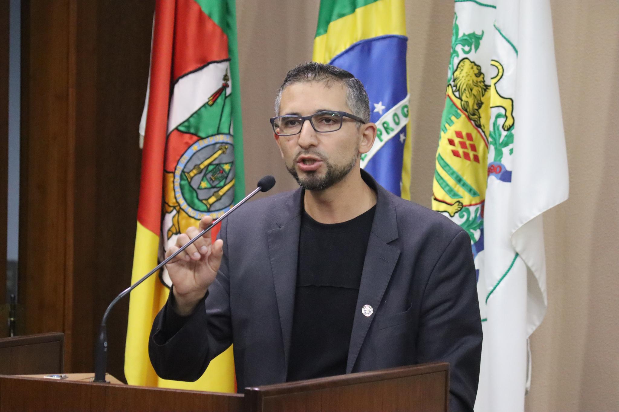 Juliano Valim destaca a nomeação de um funcionário para a farmácia distrital do Jardim Eldorado