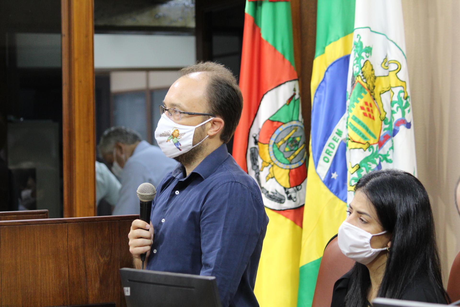 Felipe Gremelmaier discursa sobre morte de seu assessor político