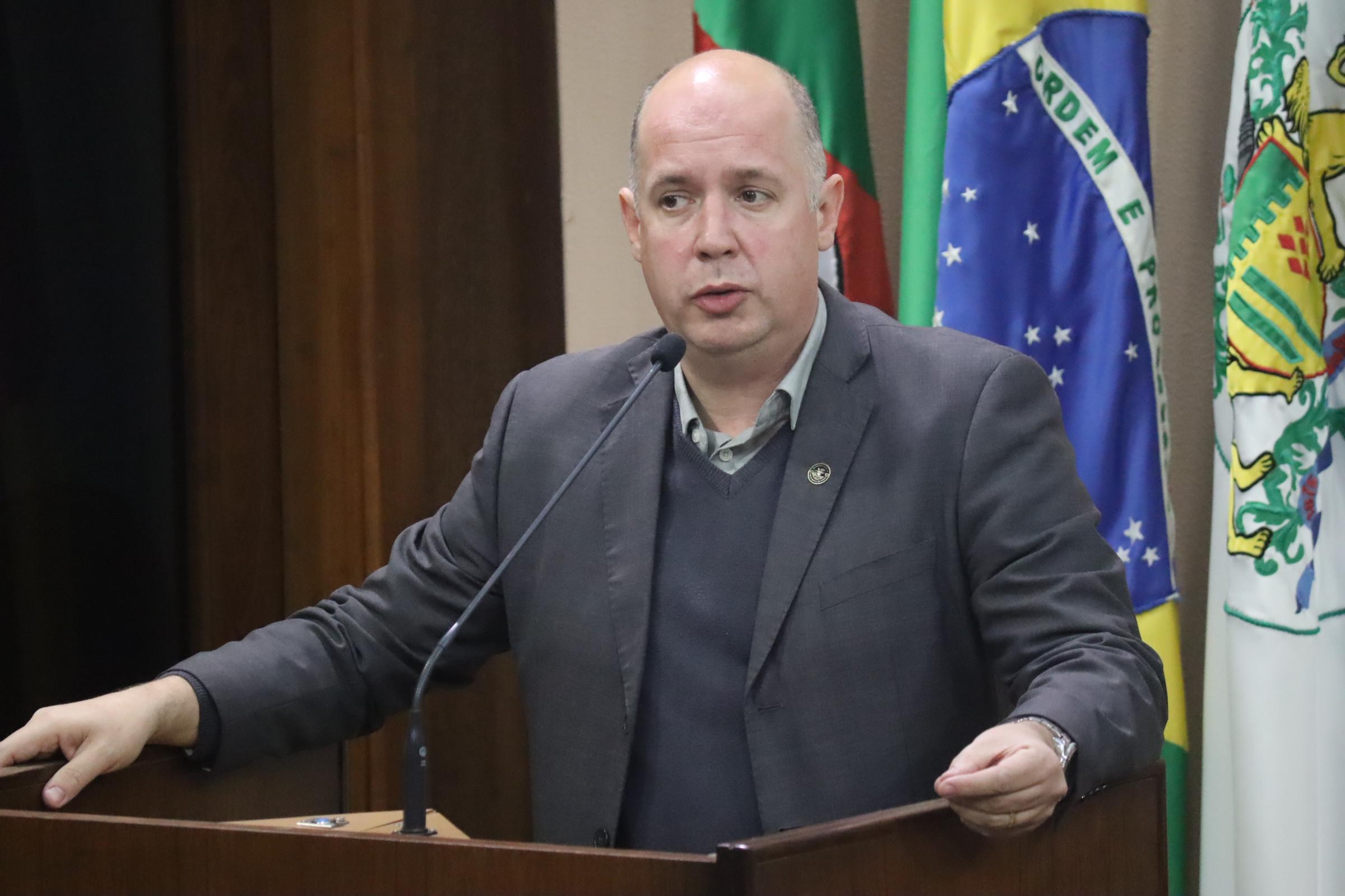 Lucas Diel esclarece dinâmica do Executivo em relação a emendas parlamentares