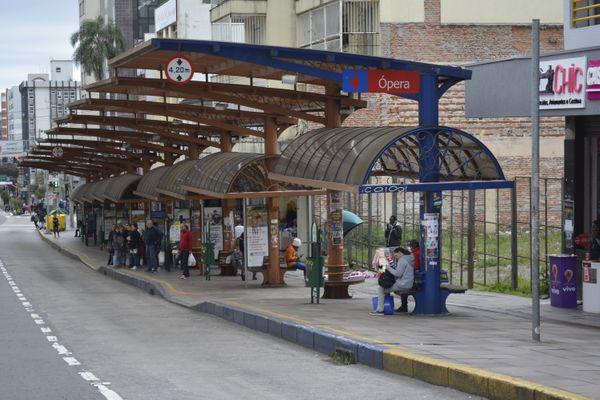 Vereador Adriano Bressan protocola projeto de lei que flexibiliza o uso dos corredores de ônibus   