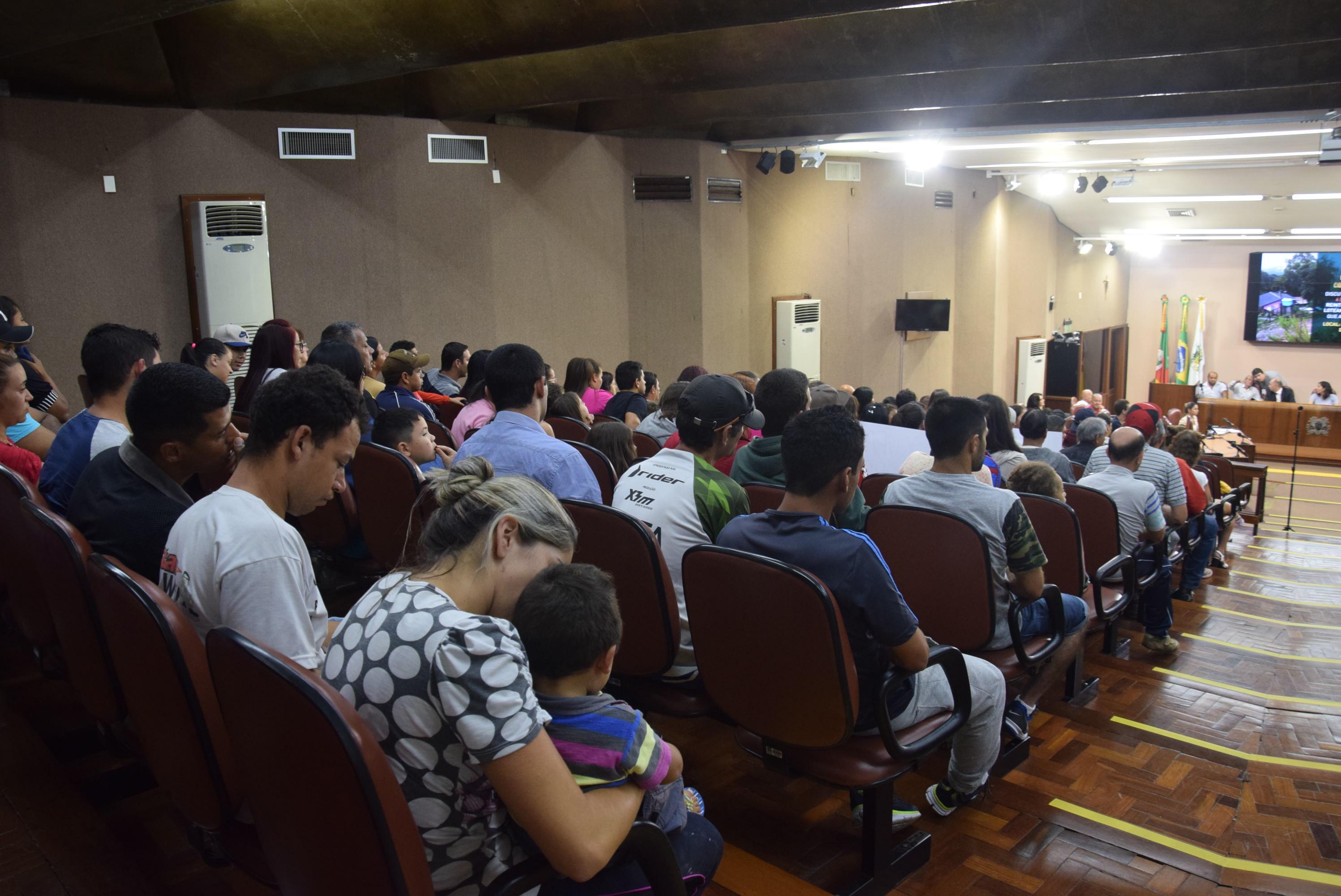 Moradores do Vila Verde II lotam plenário para debater reintegração de posse