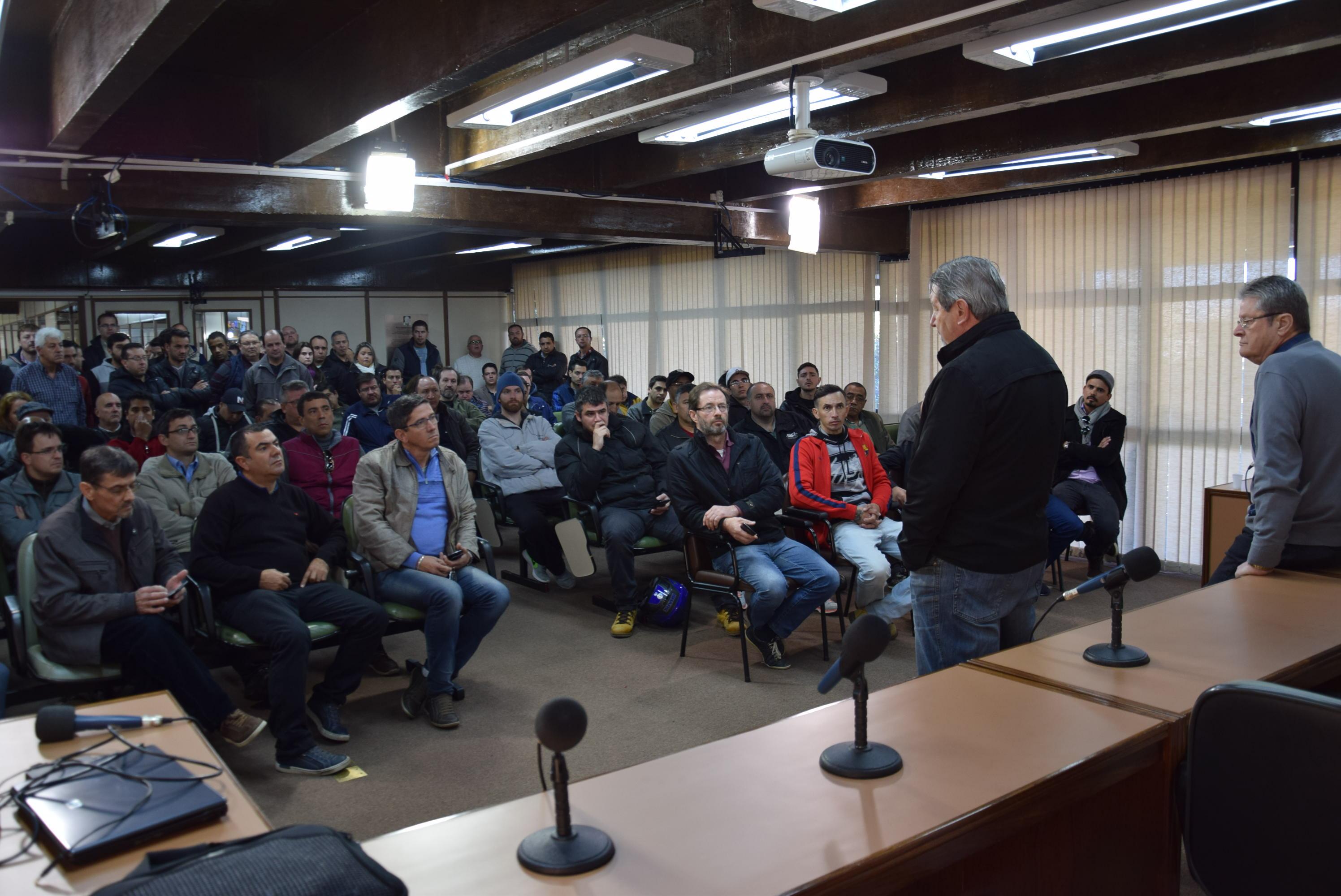 Vereadores se reúnem com motoristas de Uber e garantem audiência pública sobre o tema