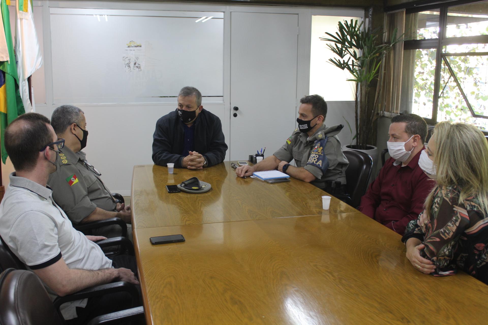 Legislativo caxiense recebe visita do novo comandante da Brigada Militar na Serra