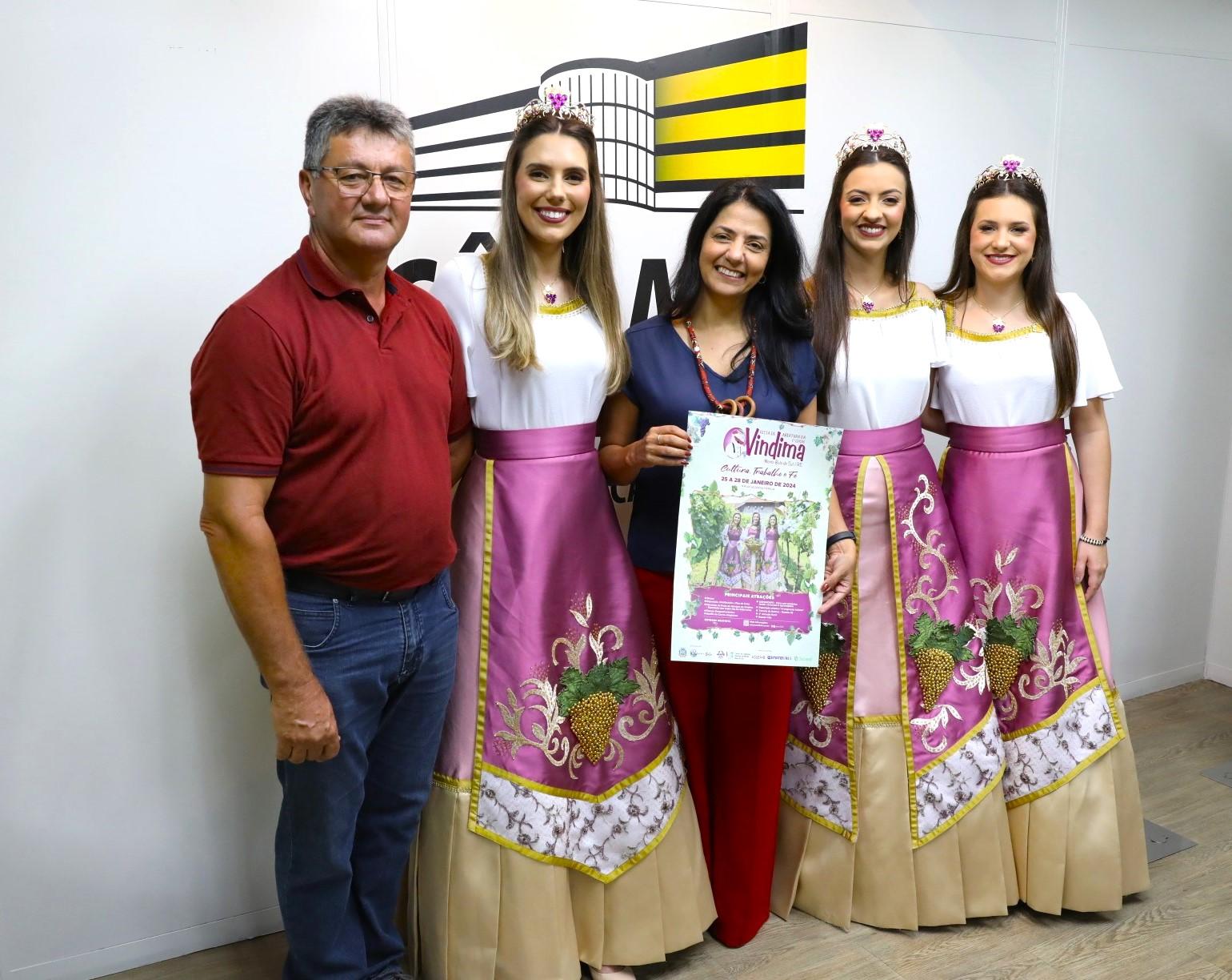 Presidente Marisol Santos recebe corte da 8ª Festa da Abertura da Vindima de Monte Belo do Sul