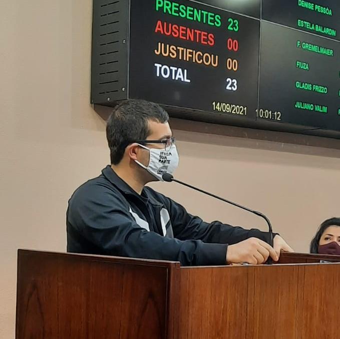 Rafael Bueno abre mão de declaração de líder para saudações à posse da ativista Cleo Araújo