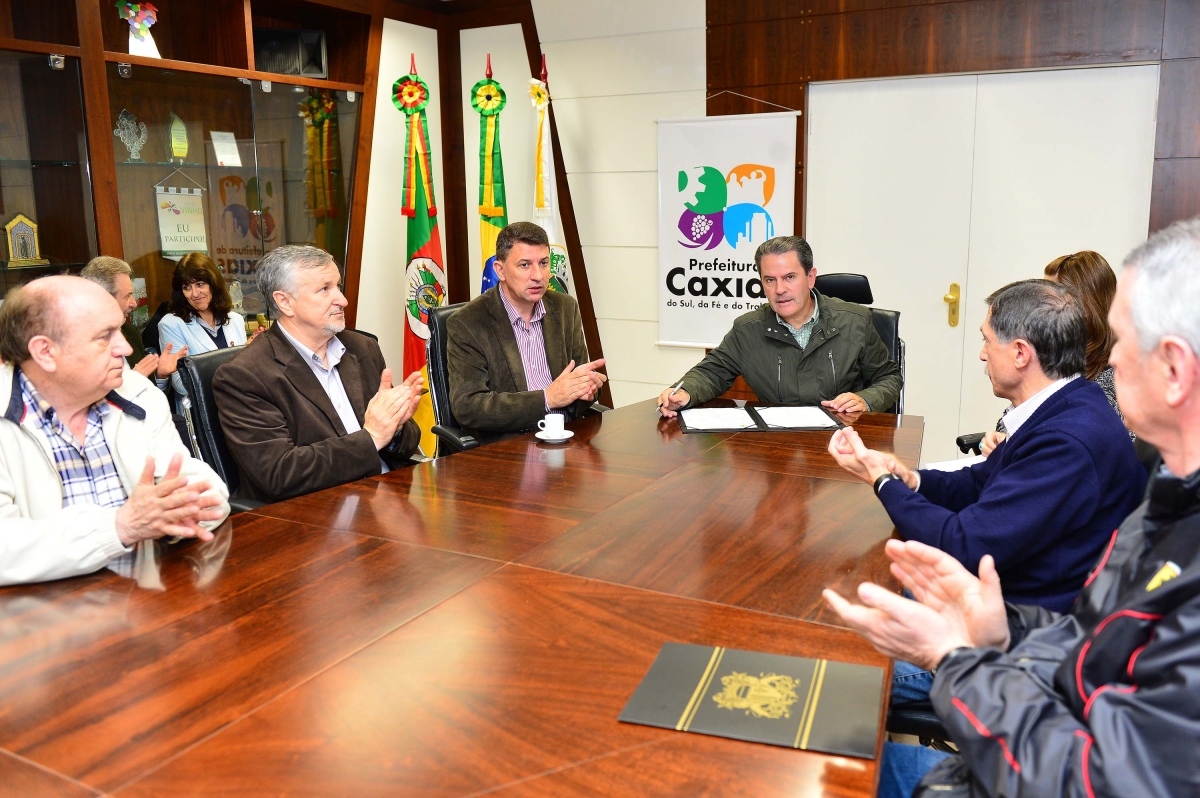 Pedro Incerti acompanha assinatura da ordem de início paras obras nos bairros Forqueta e Santa Corona