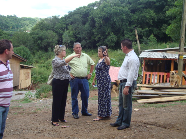 Leia mais sobre Comissão de Direitos Humanos faz visita à famílias em áreas de risco no loteamento Portinari