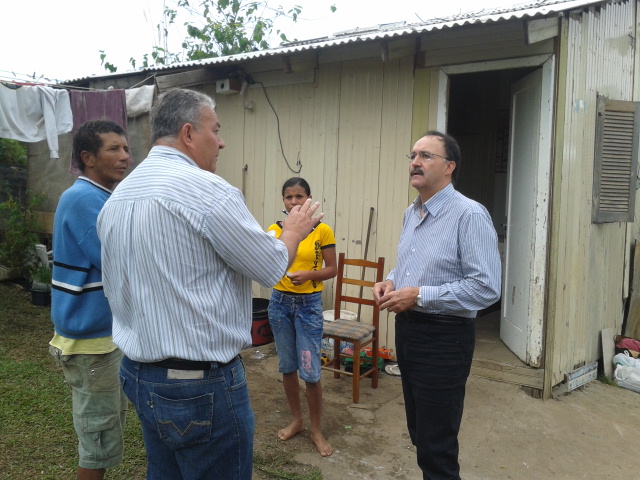 Vereador Mauro Pereira e Secretário Renato Oliveira visitam área em desocupação, no Vila Amélia